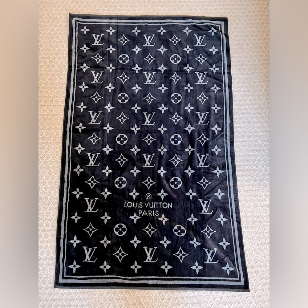 Authentic Brand New Louis Vuitton Monogram Beach Towel in Black and Gray